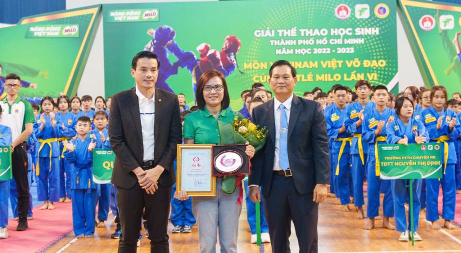 Hinh Anh Bat Buoc Co Trong Bai Ong Nguyen Nam Nhan Pho Giam Doc So Van Hoa Va The Thao Tp.hcm Cung Ong Nguyen Hoang Hiep Chu Tich Lien Doan Vovinam Viet Vo Dao Tp.hcm Trao Ky Niem Chuo 2 1