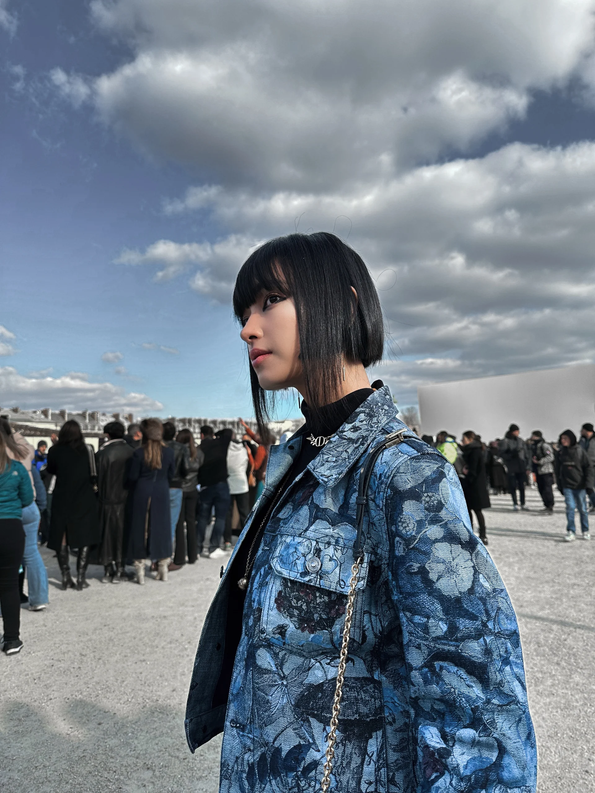 Bo Trang Phuc Denim Voi Hoa Tiet Hoa Thuoc Kho Luu Tru Cua Nha Mot Nam Trong Bst Dior Cruise 2023 153305