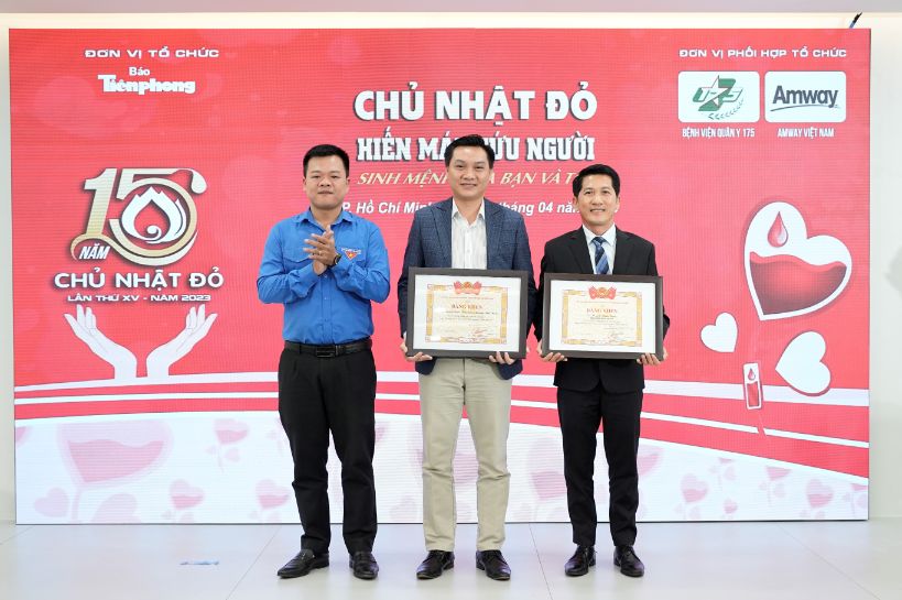 Dai Dien Amway Viet Nam Nhan Bang Khen Tu Trung Uong Doan Thanh Nien Cong San Ho Chi Minh 1 1