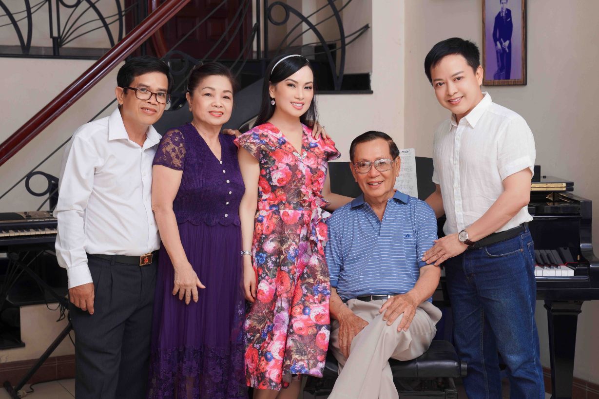 Gia Dinh Ca Si Ha Phuong Cung Cau Ruot Va Ca Si Tran Sang 1 1