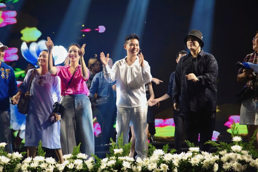 Nghe Si Trong Dem Duyet Chuong Trinh Que Huong Di De Tro Ve