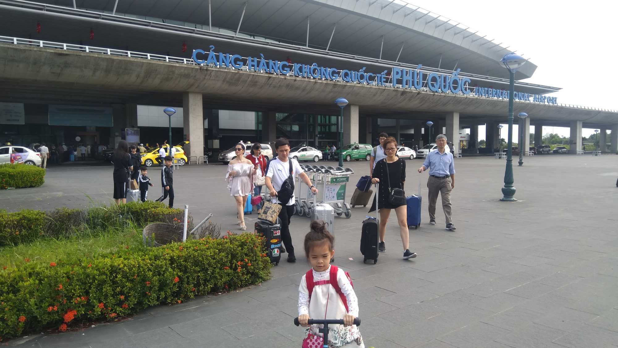 Cang Hang Khong Quoc Te Phu Quoc Noi Nhieu Doanh Nghiep Phan Nan Gia Dich Vu Dung Do Xe O To De Don Tra Hanh Khach 1648897267294212594821