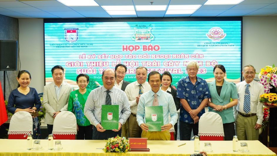 5733e3f6a834766a2f25 3