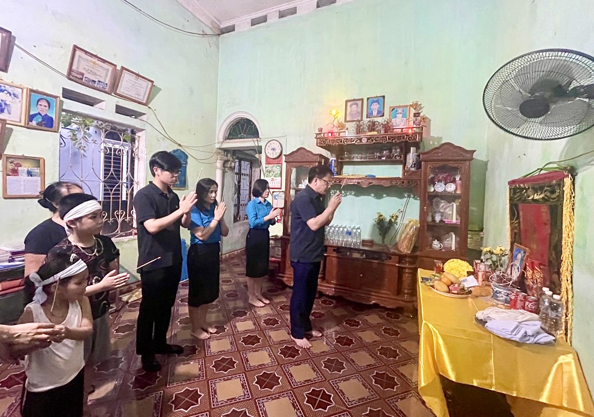 Dai Dien Ban Can Su Dang Bgddt Va Cong Doan Gdvn Chia Buon Voi Gia Dinh Co Giao Yen 1