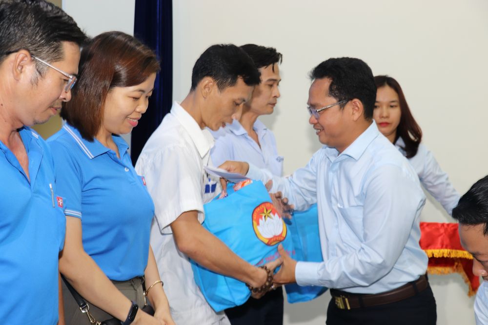 Dai Dien Trao Qua Cua Gia Dinh Ong Johnathan Hanh Nguyen