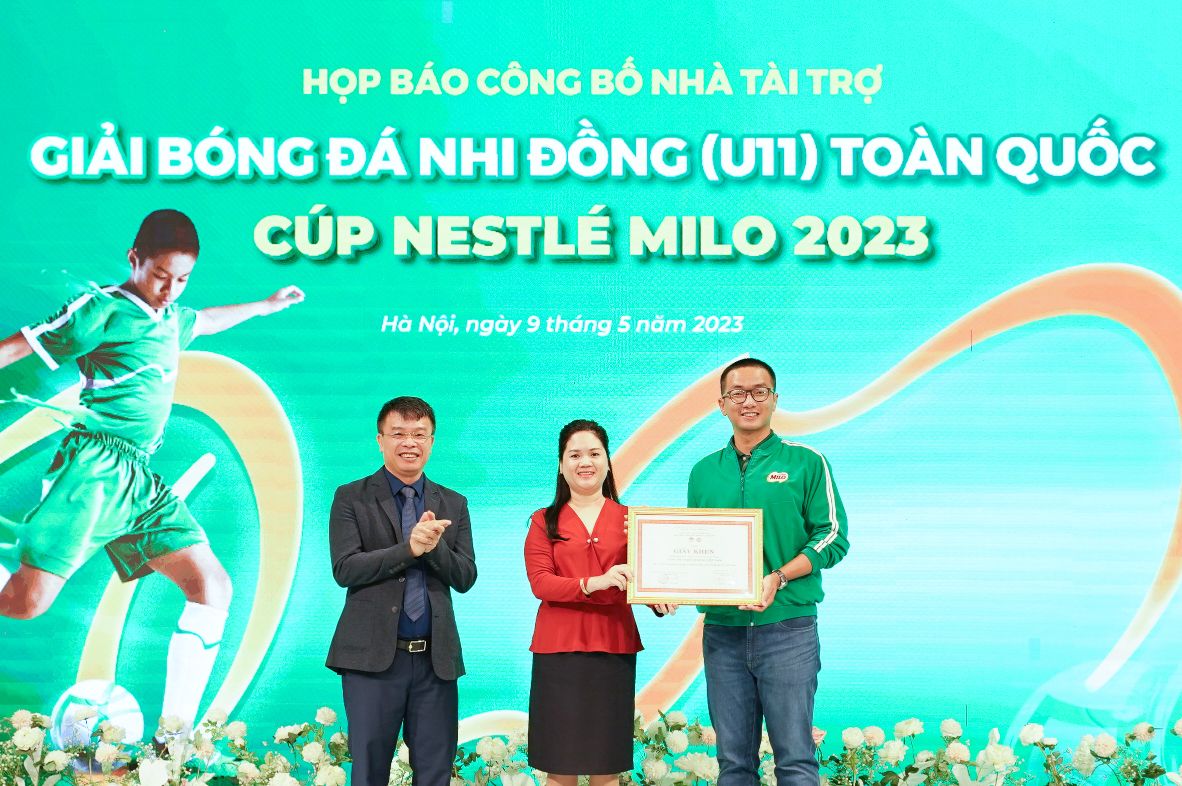 Hinh Anh Bat Buoc Co Trong Bai Tai Le Hop Bao Nestle Viet Nam Da Vinh Du Don Nhan Bang Khen Tu Lien Doan Bong Da Viet Nam Cho Chuong Trinh Nang Dong Vie 3 1