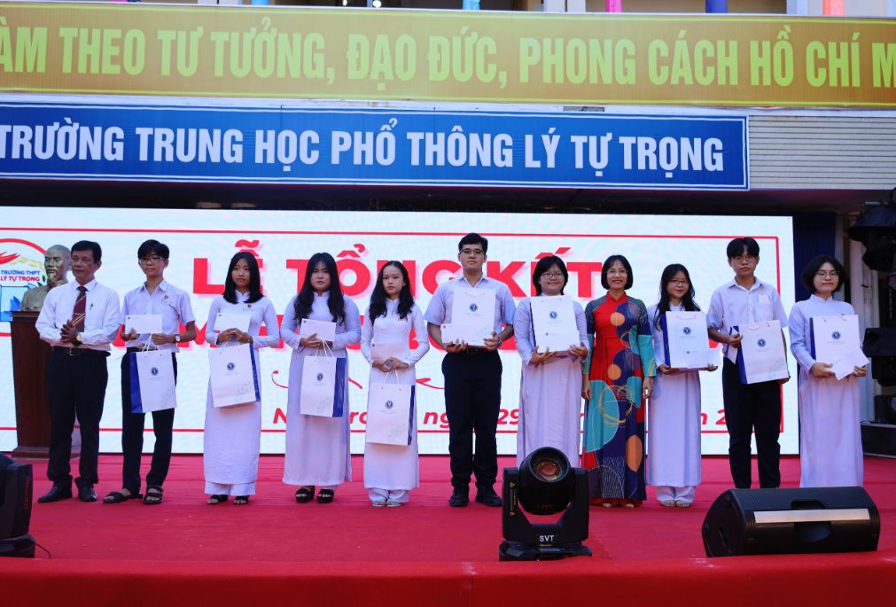 Pgs. Ts Nguyen Thi Phuong Hoa Truong Khoa Luat Hinh Su Truong Dh Luat Tp. Hcm Va Thay Truong Minh Trinh Hieu Truong Truong Thpt Ly Tu Trong Trao 10 Suat Hoc Bong Cho Hoc Sinh Gioi Xuat 1