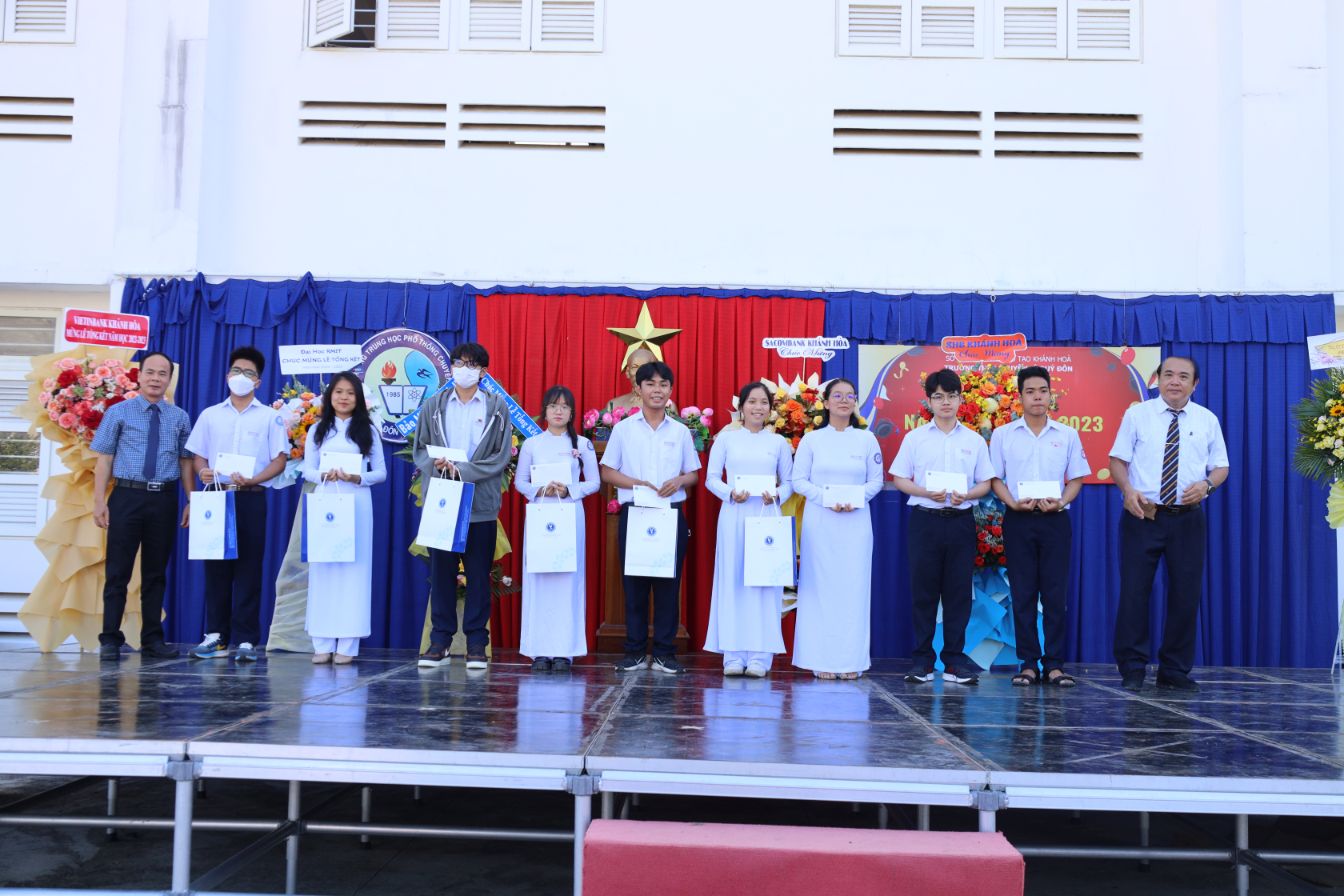 Pgs. Ts Vu Van Nhiem Va Thay Nguyen Tho Minh Quang Hieu Truong Truong Thpt Chuyen Le Quy Don Trao 10 Suat Hoc Bong Moi Suat Tri Gia 3 Trieu Dong Cho Hoc Sinh Gioi Dac Biet Xuat Sac 1 1