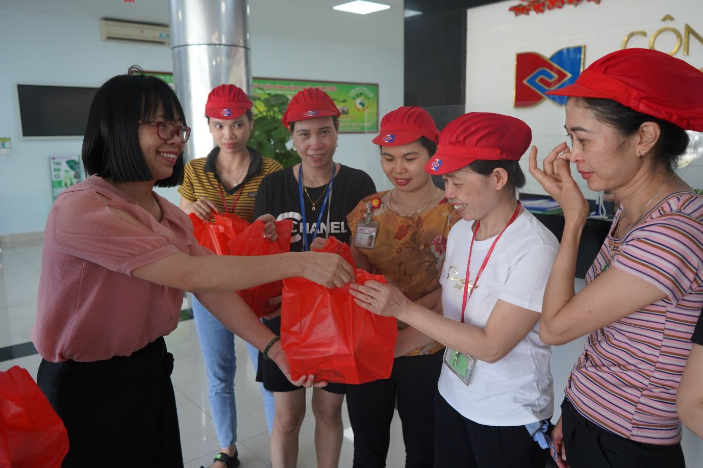 San Pham Cua Nestle Viet Nam Duoc Cac Doi Tac Trao Tang Den Cong Nhan Nguoi Lao Dong Tai Kcn Lai Vu Hai Duong. 1 1