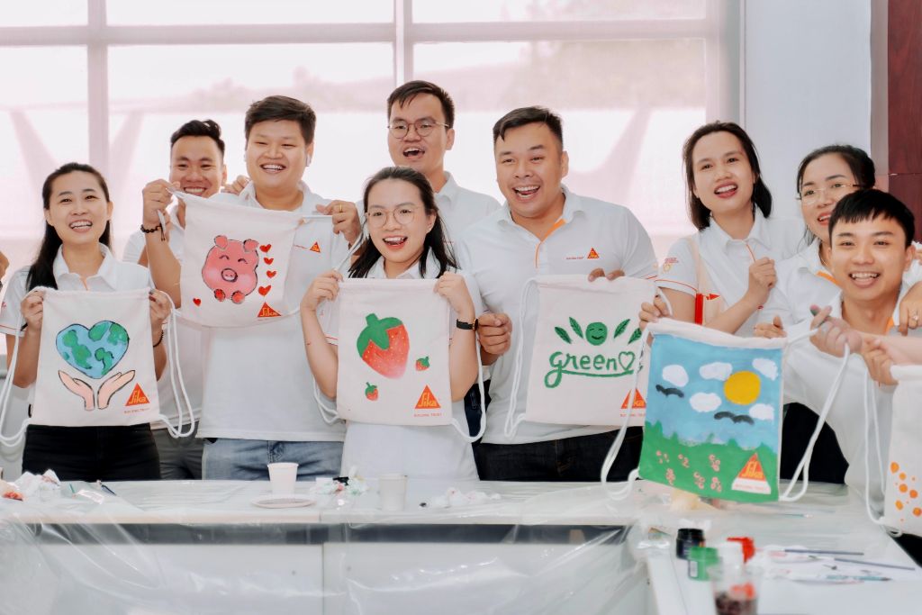 120 Tui Vai Do Cac Nhan Vien 3 Mien Ve Va Trang Tri Da Duoc Gui Tang Den Cac Em Hoc Sinh Tai Truong Tieu Hoc Dong Hai Bao Gom Cac Phan Qua Khuyen Hoc Khac