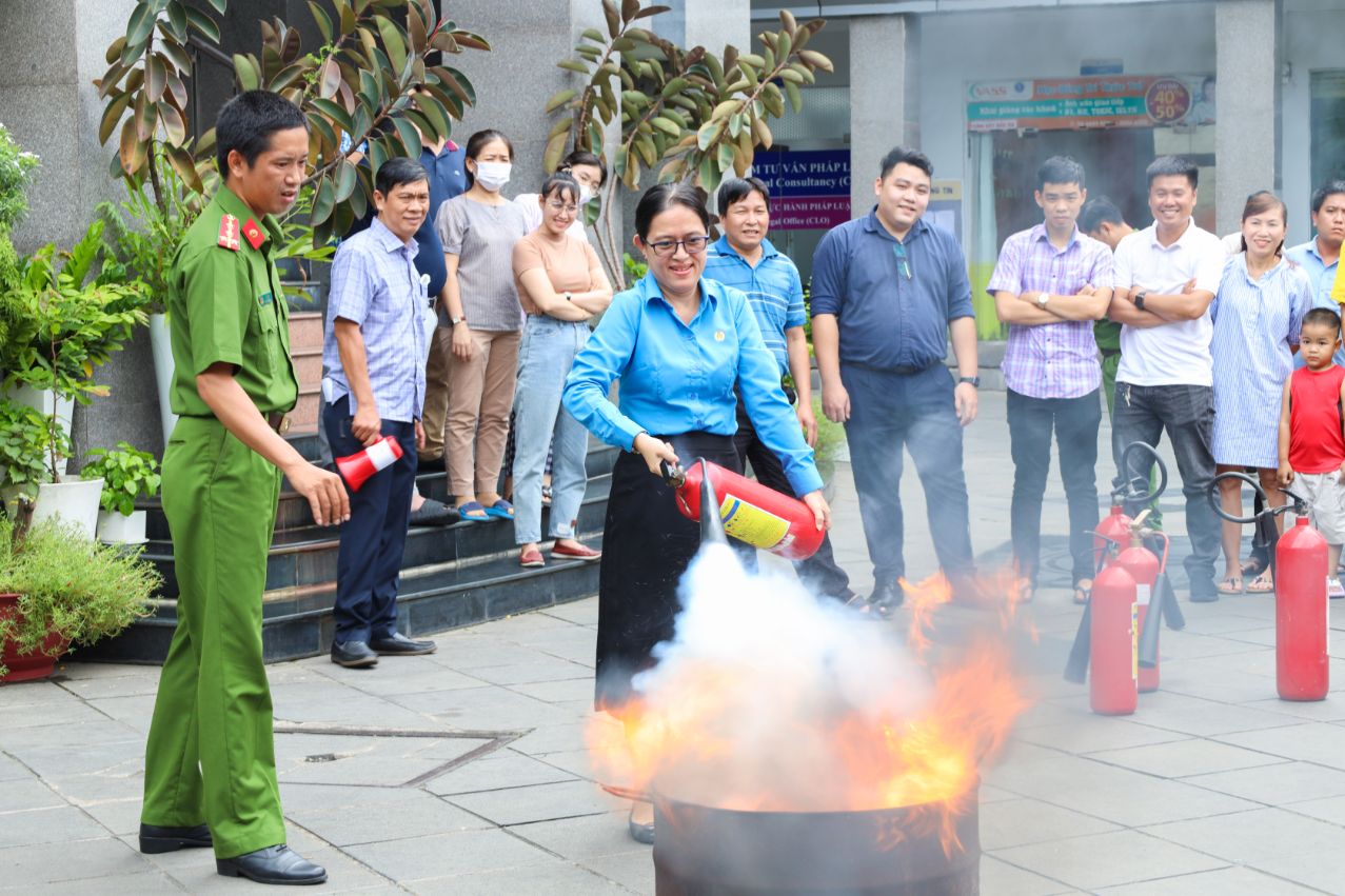3 Tai Buoi Dien Tap Luc Luong Phan Ung Nhanh Tai Truong Duoc Thuc Hanh Su Dung Binh Chua Chay 1 1