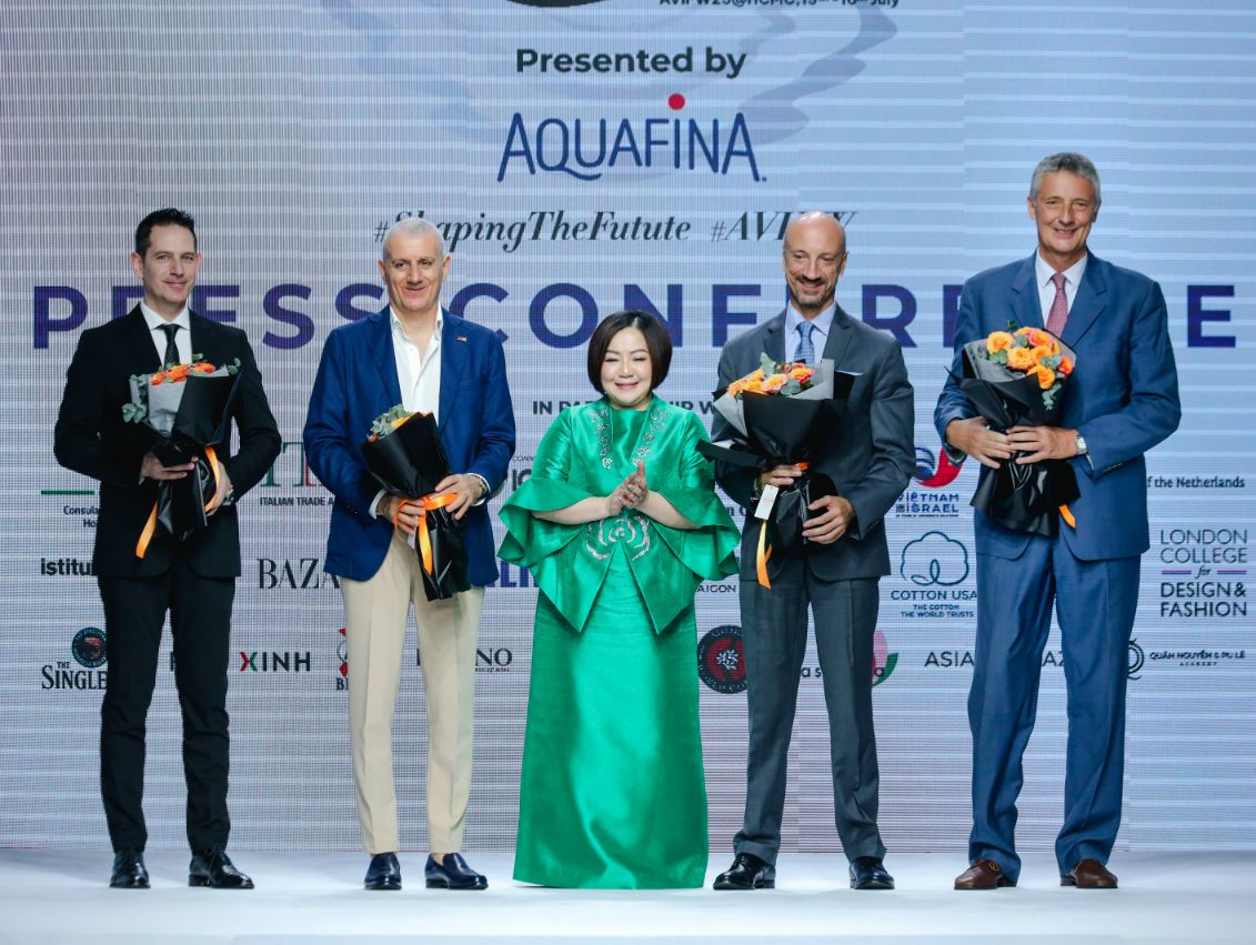 3. Ba Trang Le Cung Tong Lanh Su Italy Enrico Padula Ngoai Cung Ben Phai Va Cac Doi Tac Den Tu Italy