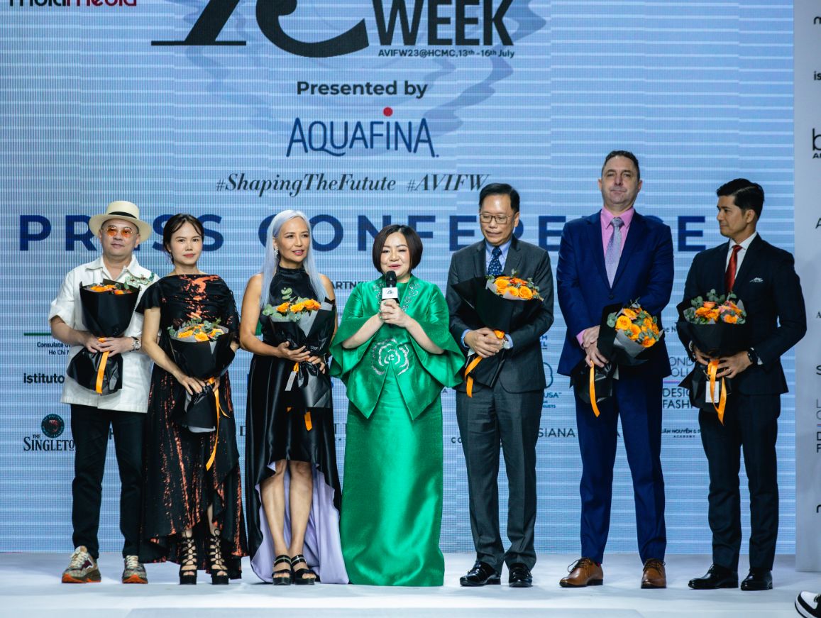 5. Ba Trang Le Tang Nhung Bo Hoa Tuoi Tham Thay Cho Loi Cam On Den Cac Doi Tac Don Vi Dong Hanh Trong Chuong Trinh Avifw 2023 