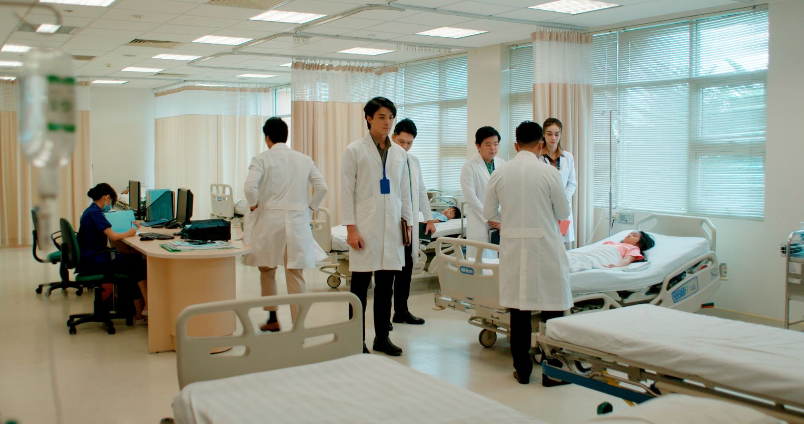 Cac Bac Si Thuc Tap Dang Tiep Nhan Benh Nhan Moi 2