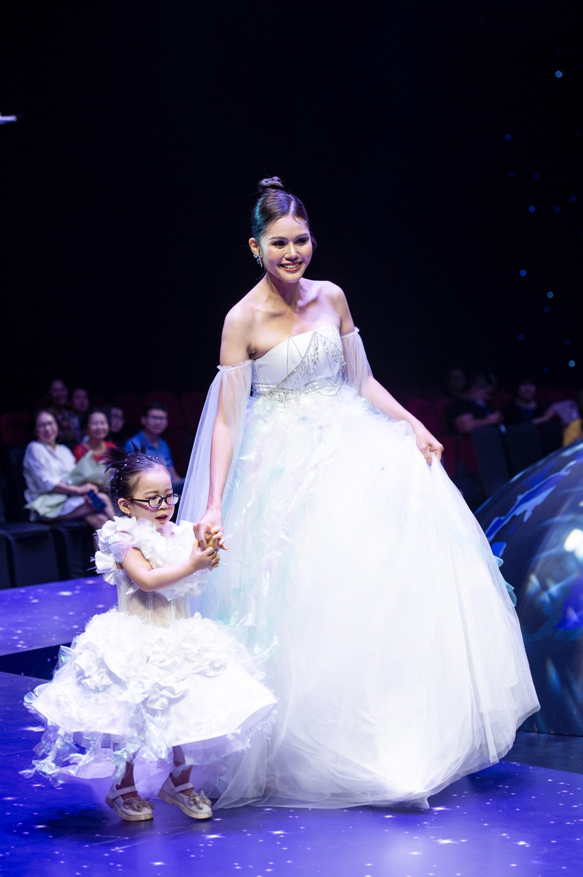 Hinh 16 Hoa Hau Kim Nguyen – Ntk Tran Minh Lon