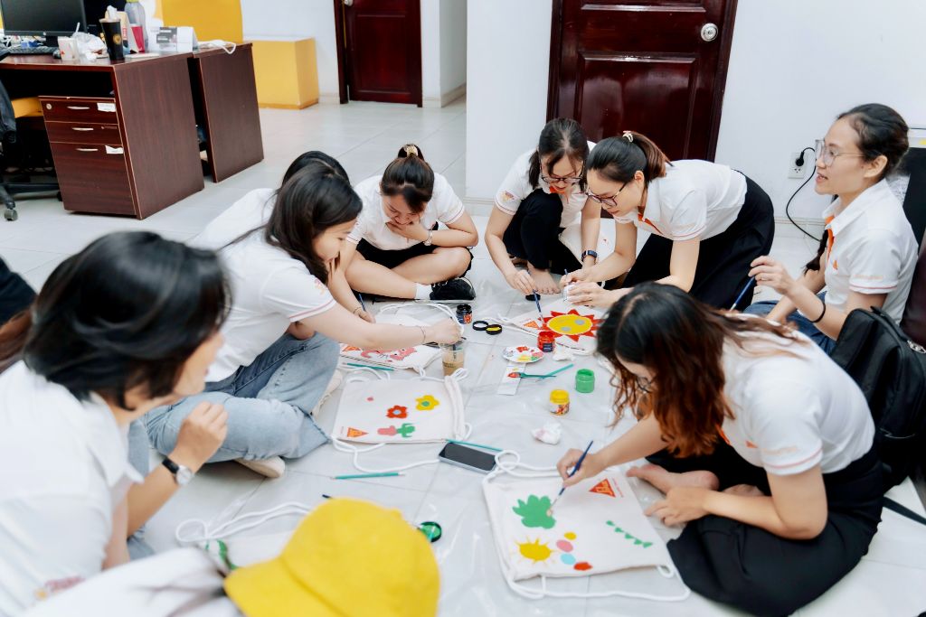 Hinh Anh Cac Nhan Vien Sika Viet Nam Chuan Bi Cac Phan Qua Cho Cac Em Hoc Sinh