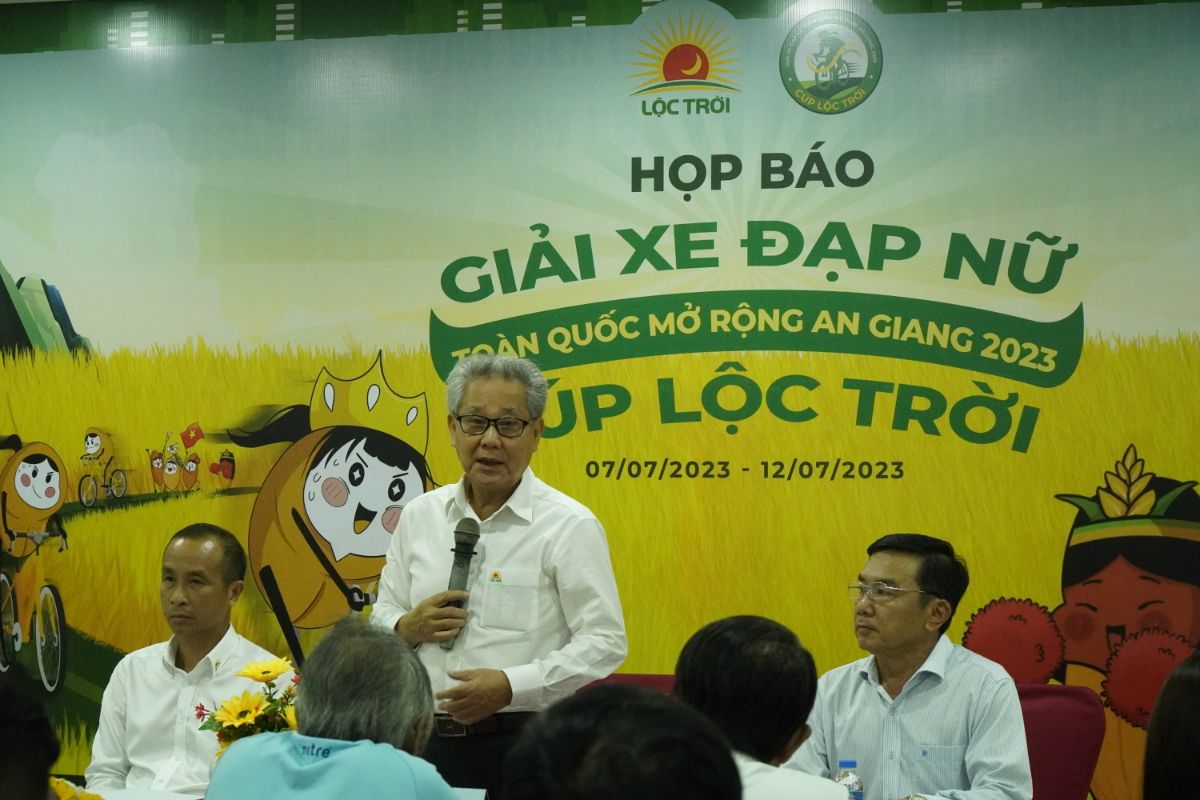 Ong Huynh Van Thon Phat Bieu Tai Buoi Hop Bao 1