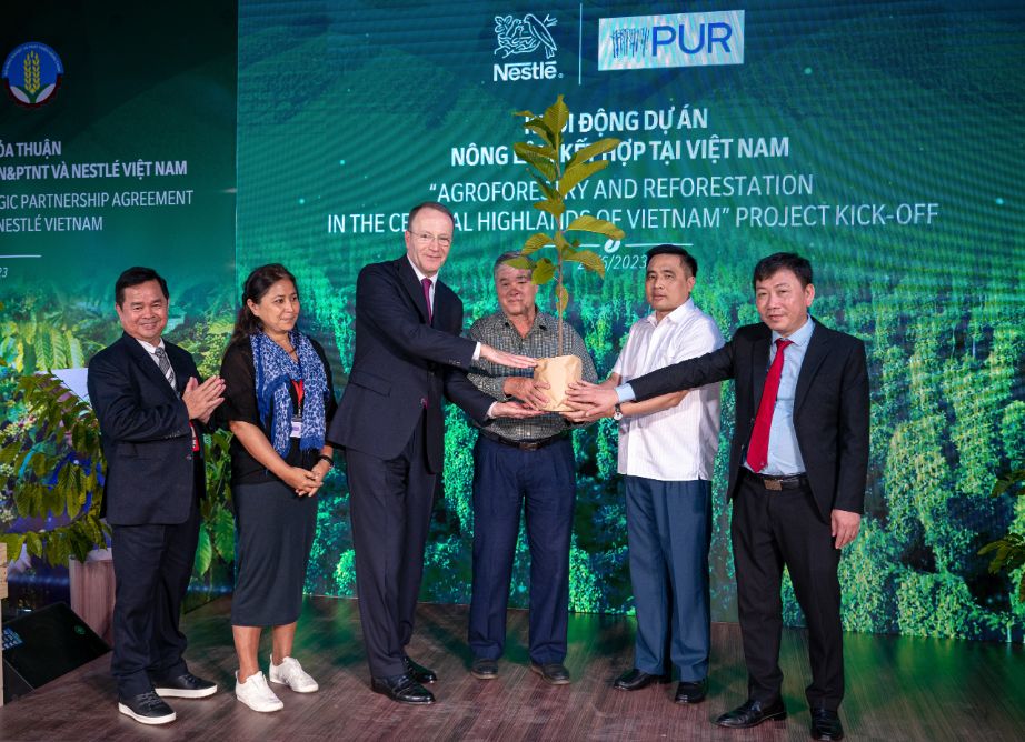 Ong Mark Schneider Giam Doc Dieu Hanh Tap Doan Nestle Thu 3 Tu Trai Sang Trao Cay Den Nguoi Nong Dan Thu 4 Tu Trai Sang Khoi Dong Du An Nong Lam Ket Hop Tai Viet Nam. 1 1