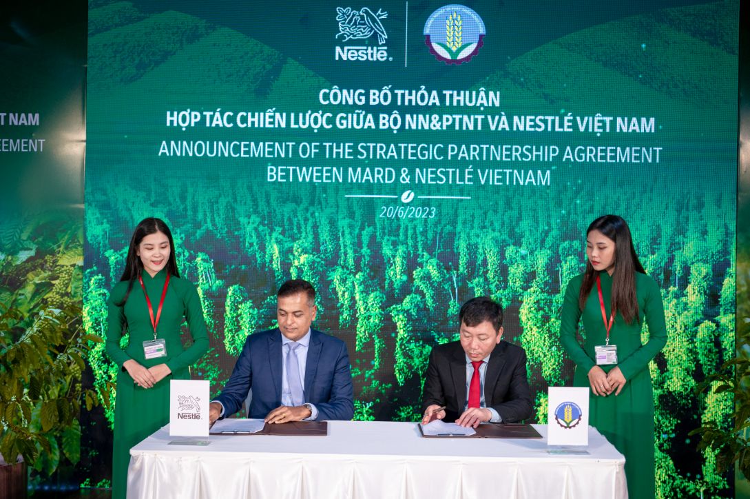 Ong Nguyen Do Anh Tuan Vu Truong Vu Hop Tac Quoc Te Bo Nn Ptnt Ben Phai Va Ong Binu Jacob Tong Giam Doc Nestle Viet Nam Tai Le Ky Ket Bien Ban Ghi Nho Hop Tac Vao Ngay 20 06. . 