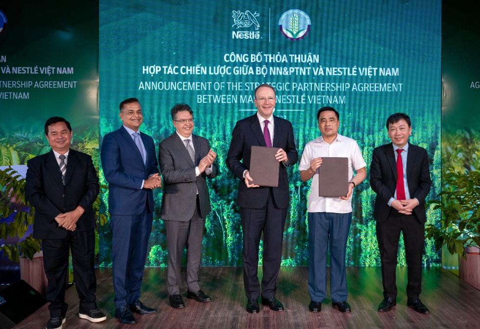 Thu Truong Bo Nn Ptnt Nguyen Quoc Tri Thu 2 Tu Phai Sang Va Ong Mark Schneider Giam Doc Dieu Hanh Tap Doan Nestle Thu 3 Tu Phai Sang Tai Le Ky Ket Ban Ghi Nho Hop Tac Giua Nestle