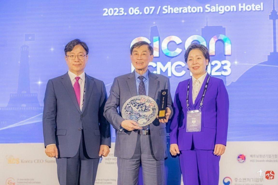 Ong Park Bong Kyu Tong Giam Doc Korea Ceo Summit Trao Ky Niem Chuong Cho Ong Johnathan Hanh Nguyen 1 1