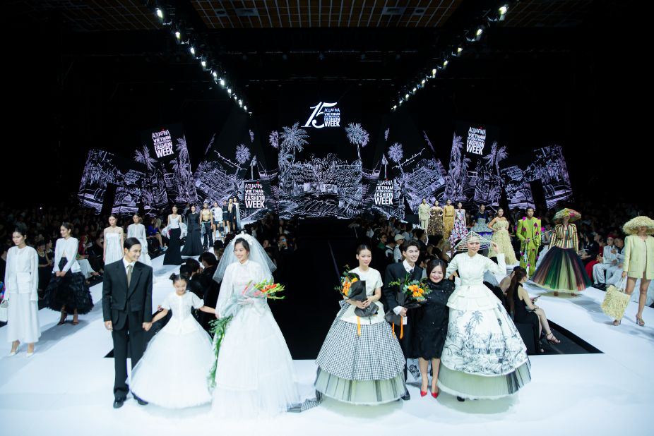 1. Madame Trang Le Tang Hoa Chuc Mung Ntk Nguyen Minh Cong Da Co Phan Trinh Dien Man Nhan