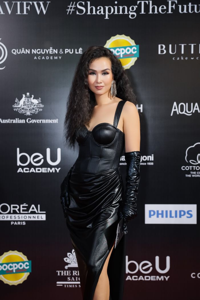 10. Giong Ca Ve Voi Em Vo Ha Tram Cuc Ca Tinh Voi Bo Canh Den Va Mai Toc Xoan