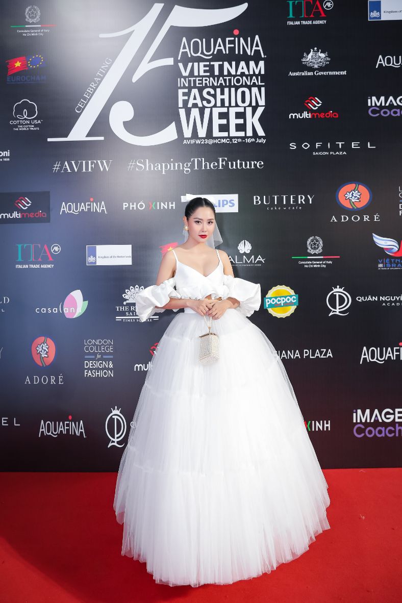 11. Dien Vien Tuong Vy Hoa Nang Tho Mong Manh Voi Set Do Gom Croptop Cach Dieu