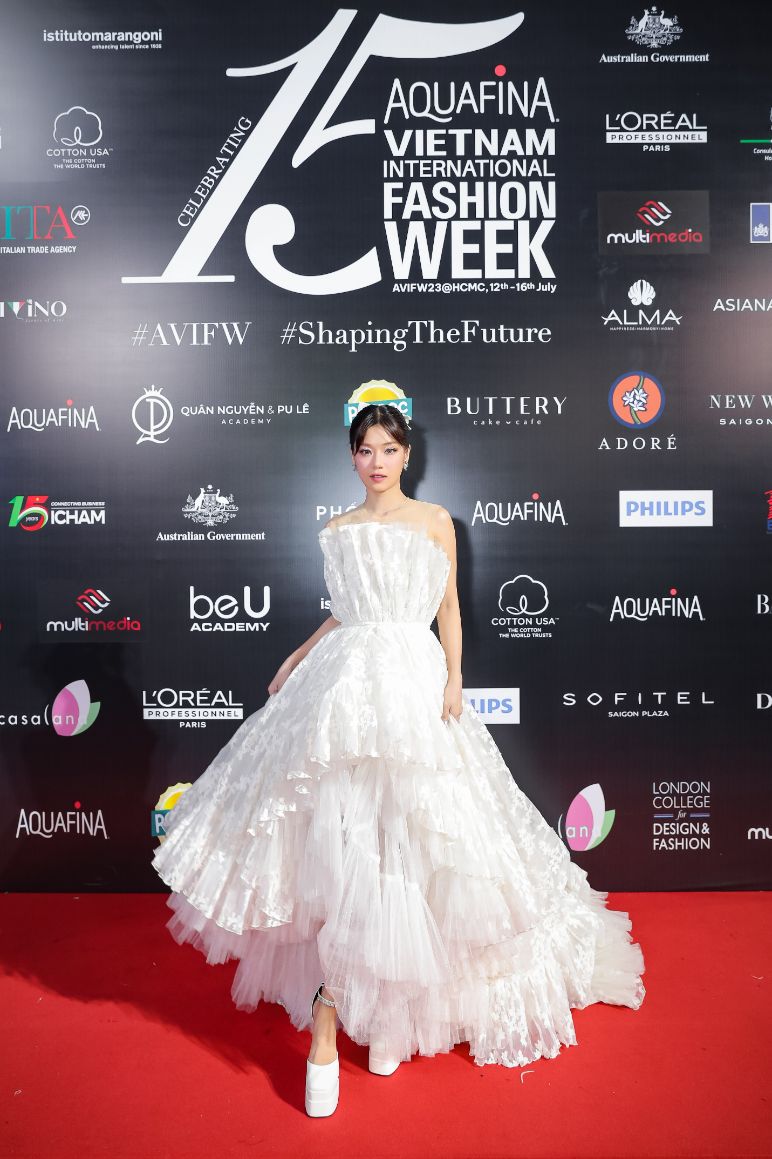 12. Ca Si Hoang Yen Chibi Khoe Ve Ngot Ngao Voi Dam Trang Thuot Tha