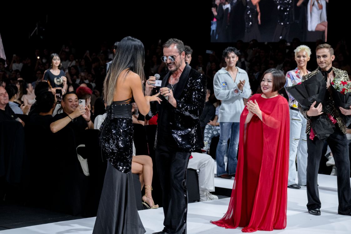 18. Ntk Christopher Chronis Chot Ha Show Dien Bst Sultry Saigon Nights Bang Man Cau Hon Day Doc Dao