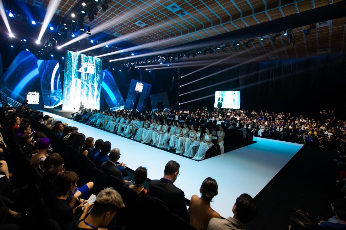 29. Gan 10.000 Luot Khan Gia Truc Tiep Tai San Khau Qua 4 Dem Cong Dien 1