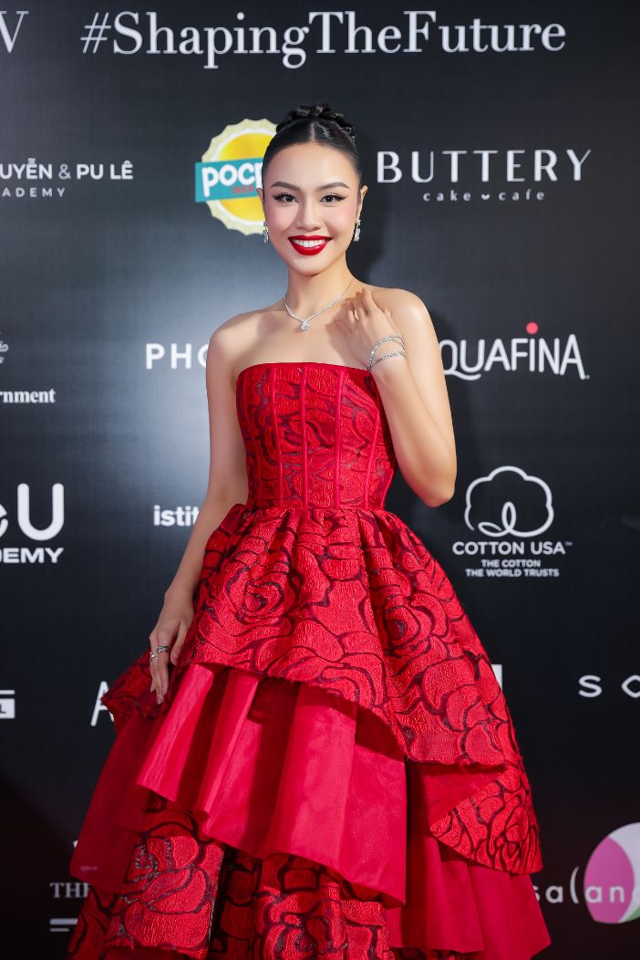 3. A Hau Thuy Tien Dep Rang Ngoi Trong Chiec Dam Cong Chua Tong Do