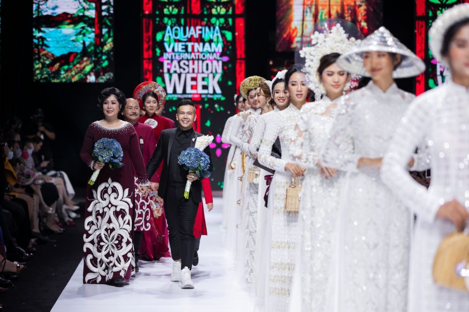 3. Ntk Minh Chau Ntk Minh Chau Mang Den Nhung Ta Ao Dai Duoc Lay Cam Hung Tu Hinh Tuong Nang Dau Trong Bst Kim Lang Tai Avifw 2020 1