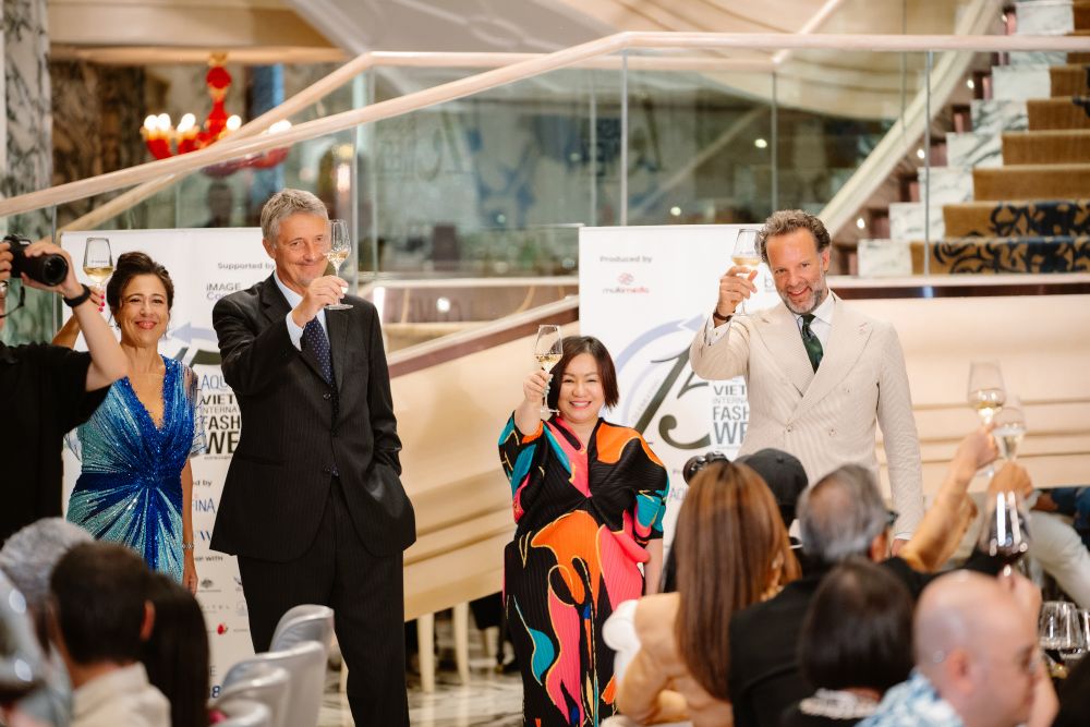 4. Tai Dem Tiec Ba Trang Le Nguoi Sang Lap Aquafina Vietnam International Fashion Week Cung Cac Quan Khach Da Nang Ly Chuc Mung Trong Cot Moc Mua Thu 15 1