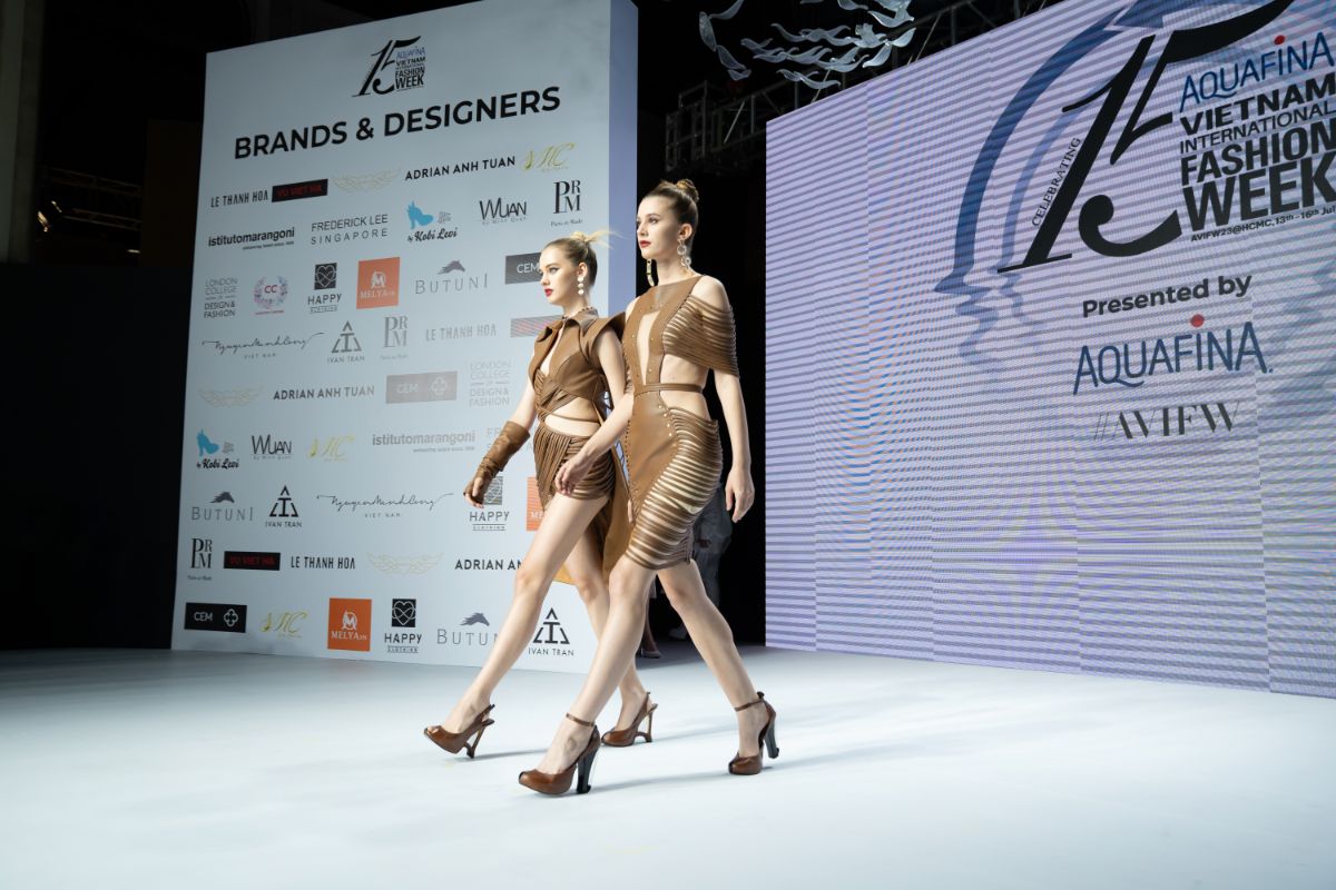 5. Hai Thiet Ke Tieu Bieu Trong Bst Moi Cua Ntk Kobi Levi Va Ntk Wuan Phan Voi Sac Nau Chu Dao Cung Phom Dang Doc Dao 3 1