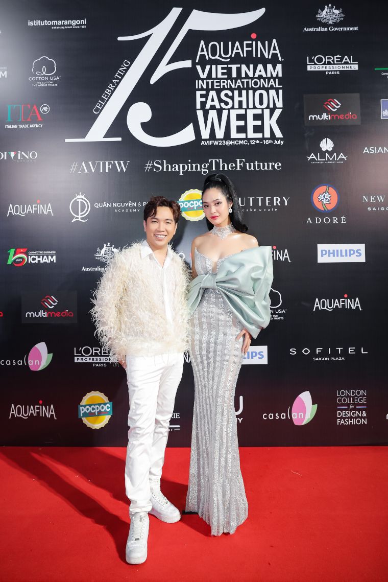 6. Hoa Hau Dan Toc Nong Thuy Hang Voi Chiec Dam Trang Body Khoe Duoc 3 Vong Chuan Chinh