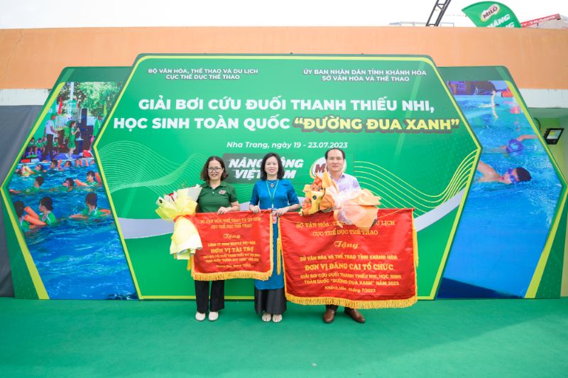Ba Nguyen Thi Chien Pho Truong Phong The Duc The Thao Quan Chung Cuc Tdtt Tang Co Cho Don Vi Dang Cai Va Dai Dien Nhan Hang Nestle Milo 1
