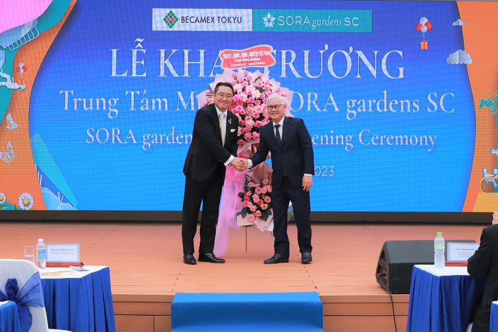 Nghi Thuc Tang Hoa Giua Bi Thu Tinh Uy Binh Duong Nguyen Van Loi Va Tgd Becamex Tokyu Oh Dongkun 2