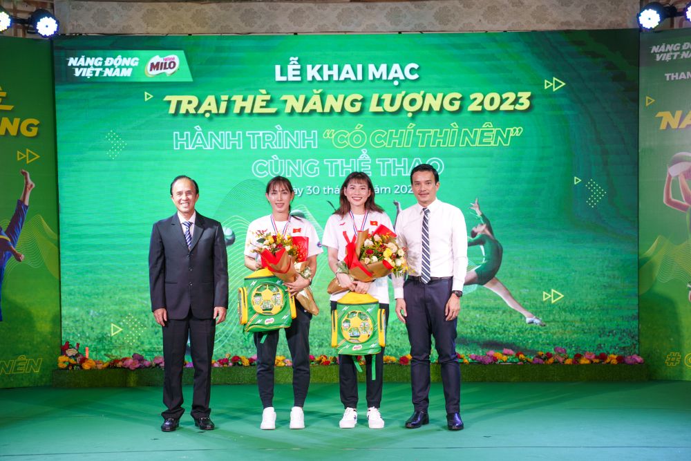 Ông Huỳnh Trọng Khải, Chủ Tịch Liên đoàn Bóng Rổ Tp.hcm Và Ông Nguyễn Nam Nhân, Phó Giám đốc Sở Văn Hóa Và Thể Thao Tphcm Trao Quà Cho Các Vận động Viên Bóng Rổ Thuộc đội Tuyển Quốc Gia