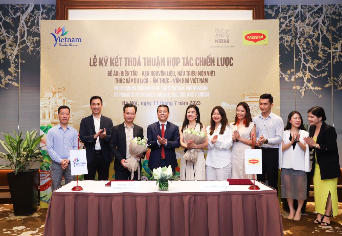 Ong Nguyen Le Phuc Pho Cuc Truong Cuc Dlqg Vn Thu Tu Tu Trai Sang Chuc Mung Trung Tam Tt Du Lich Va Nhan Hang Maggi Nestle Viet Nam Da Ky Ket Thoa Thuan Hop Tac Nham Thuc Day Du Lich 