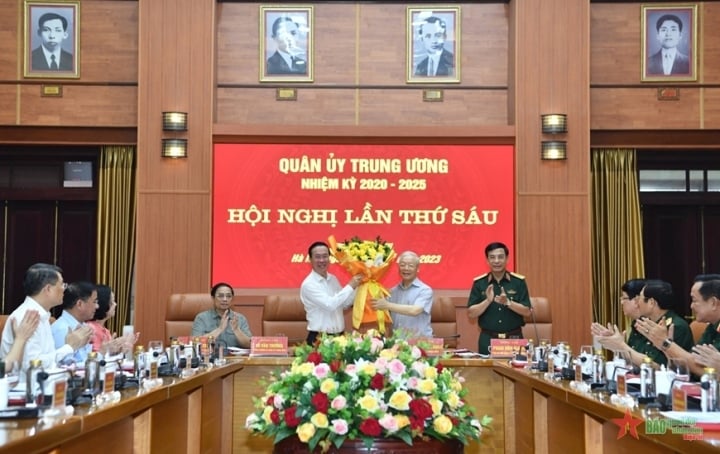 Bo Chinh Tri Chi Dinh Chu Tich Nuoc Tham Gia Ban Thuong Vu Quan Uy Trung Uong 1