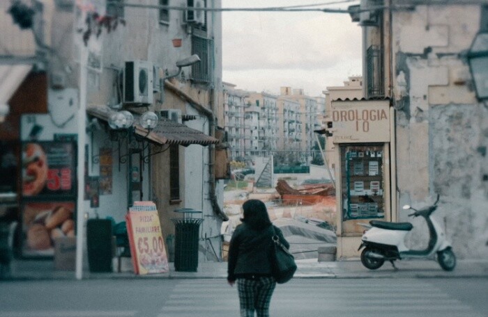 Chau Au Ngam Don Dau Quen Dan Cuoc Song Xa Hoa Xep Hang Mua Do Can Date 5