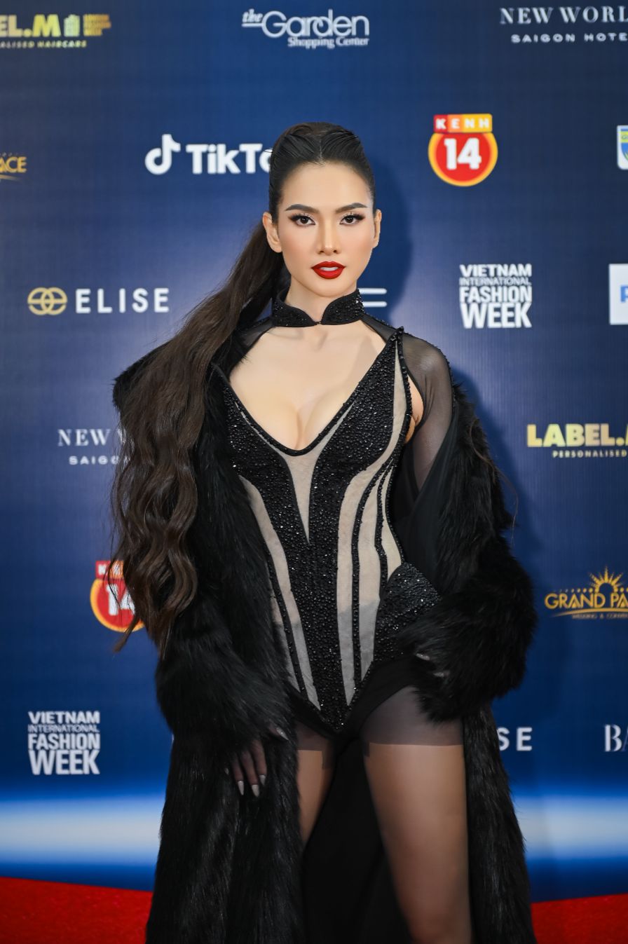 1. Sieu Mau Anh Thu Lua Chon Thiet Ke Xuyen Thau Voi Nhung Duong Cut Out Tinh Te Cung Ao Choang Long Long Lay