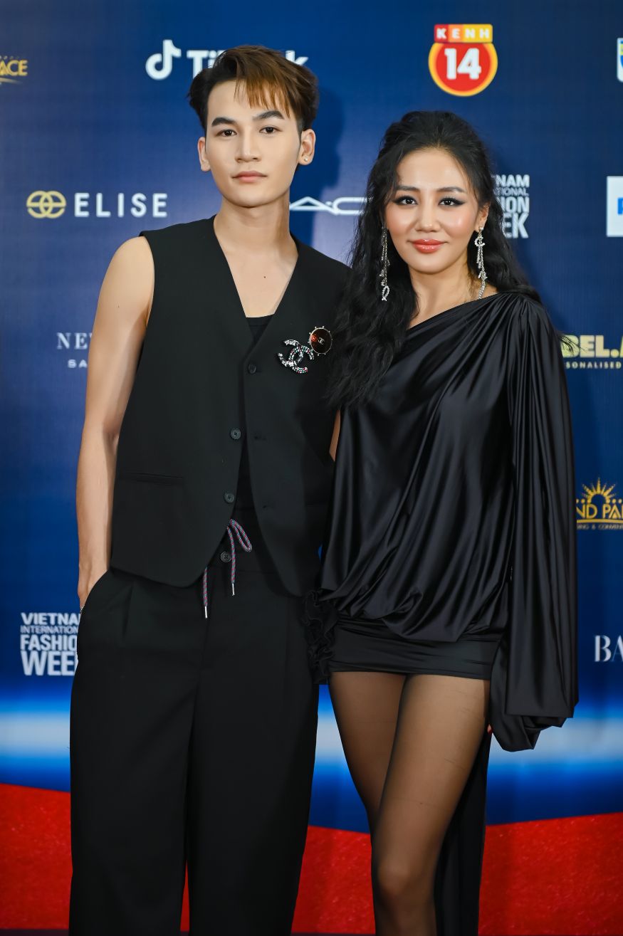 10. Ca Si Van Mai Huong Di Cung Voi Ca Si Ali Hoang Duong Xuat Hien Sang Trong Voi Thiet Ke Tone Den Huyen Bi. 