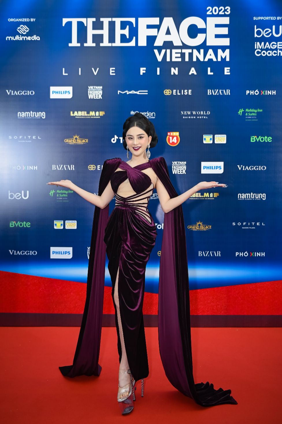 19. Ca Si Lam Khanh Chi Xuat Hien Diu Dang Va Quyen Ru Trong Bo Canh Da Hoi Mang Tone Mau Tim Noi Bat