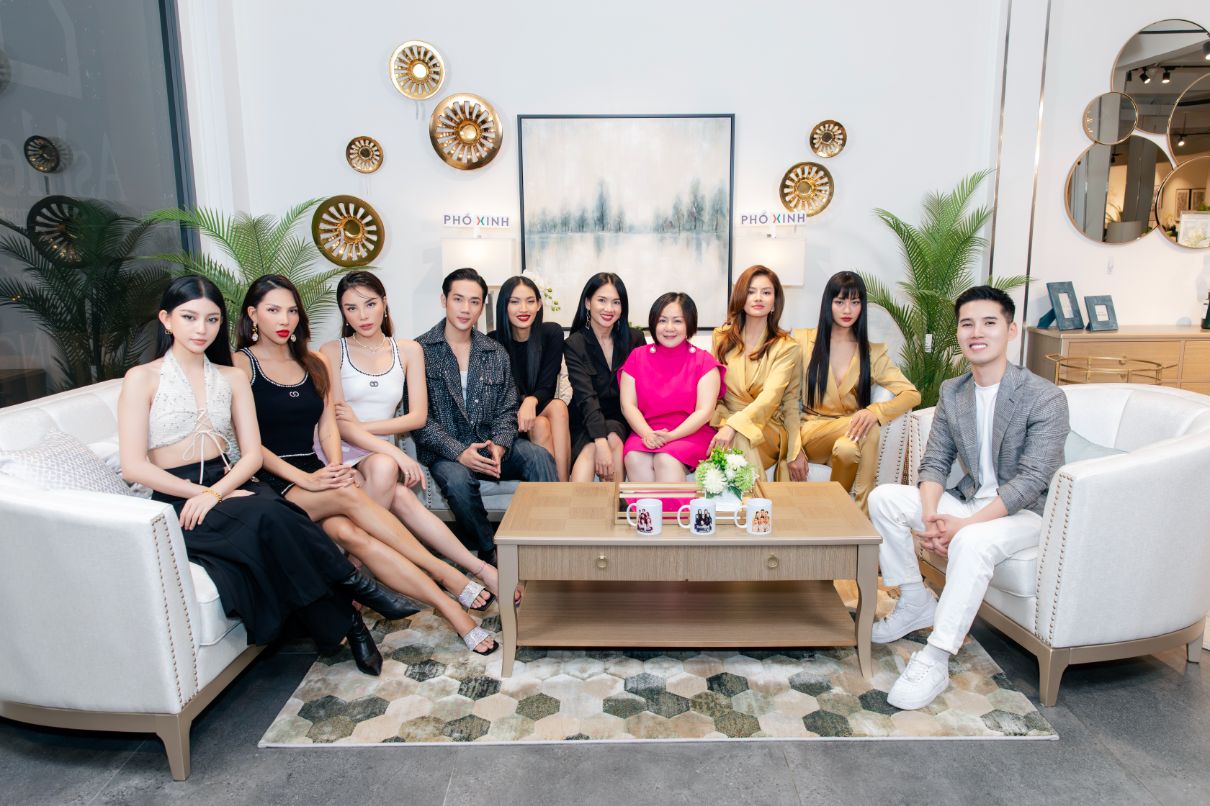 2. Madame Trang Le Tong Dao Dien Giam Doc San Xuat The Face Vietnam Cung 4 Vi Hlv Va Top 4 The Face Vietnam Tai Buoi Livestream 1 1