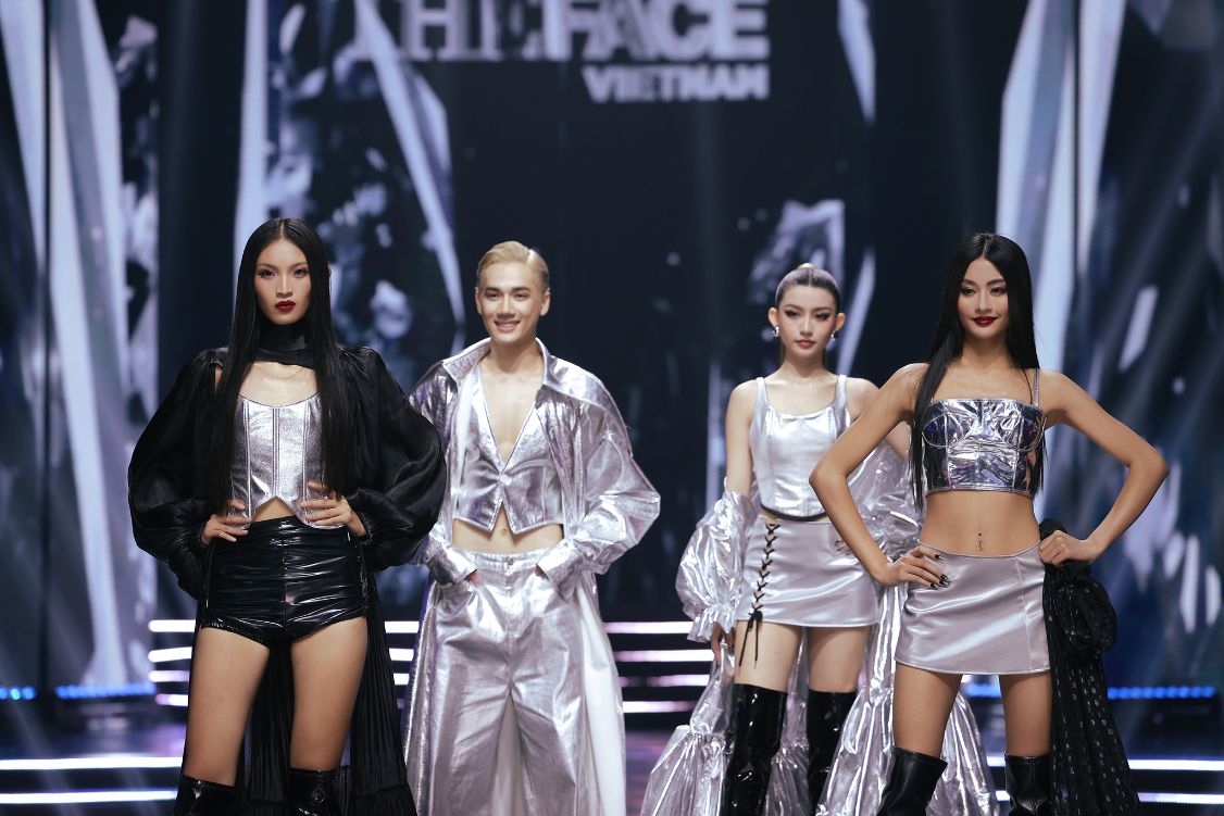 24. Phan Thi Catwalk Cua Top 4 Tai Dem Chung Ket