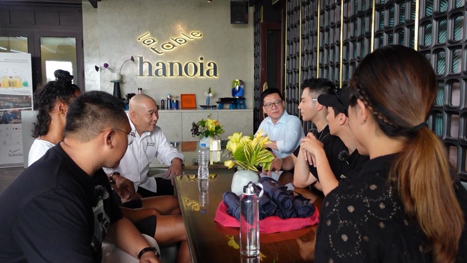Nhom Nau An Trao Doi Cung Bep Truong De Dua Ra Thuc Don Phu Hop Cho Buoi Tiec