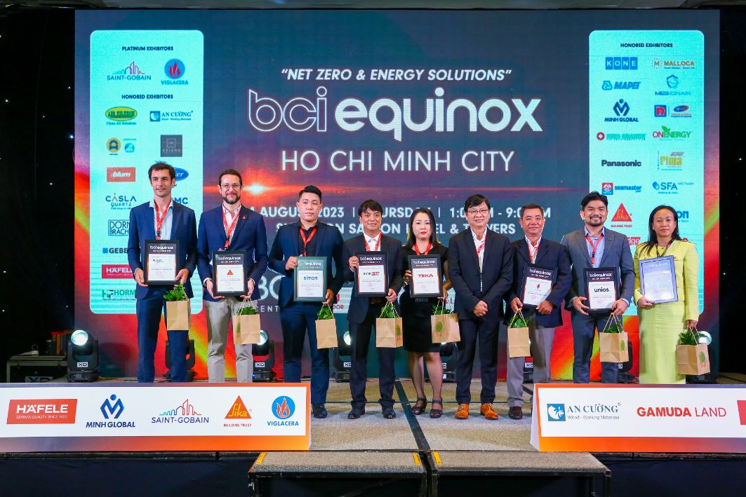 Ong Jacobo Perez Polaino Cung Cac Nha Tai Tro Khac Nhan Ky Niem Chuong Tu Ban To Chuc Bci Equinox