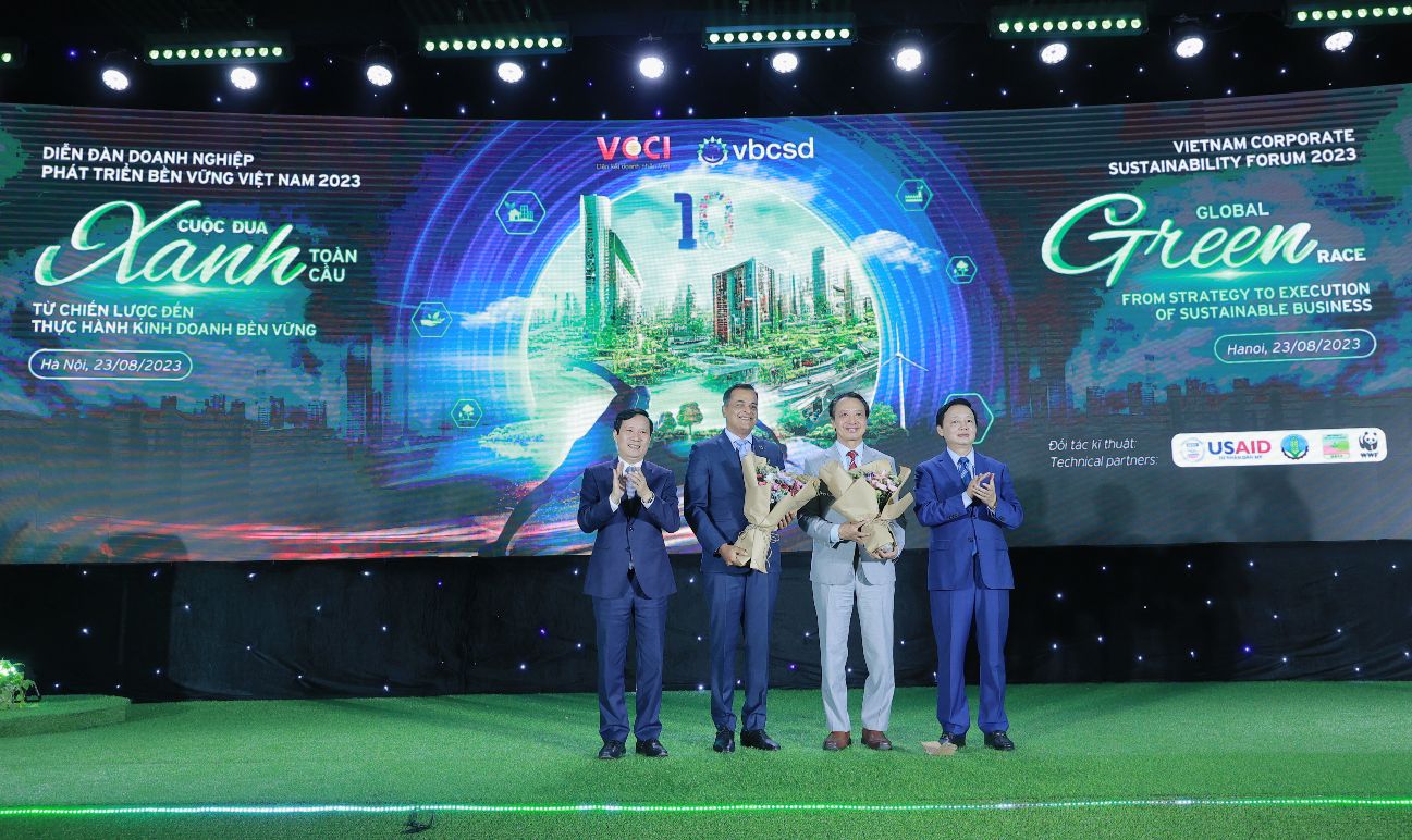 Pho Thu Tuong Tran Hong Ha Phai Ngoai Cung Trao Tang Hoa Cho Chu Tich Vbcsd Nguyen Quang Vinh Thu 2 Tu Phai Sang Va Dong Chu Tich Vbcsd Binu Jacob Thu 3 Tu Pha 4